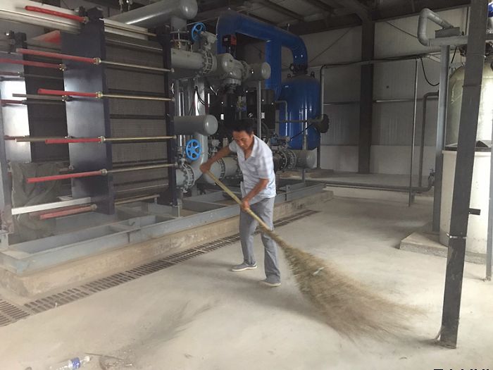 能源供應(yīng)公司組織人員對各換熱站進(jìn)行除塵防護(hù)作業(yè)(圖2) 能源供應(yīng)公司組織人員對各換熱站進(jìn)行除塵防護(hù)作業(yè)(圖2)