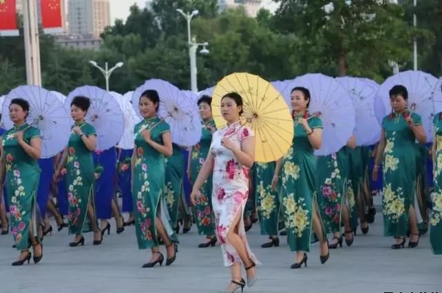 平?jīng)鲢垂军h委和興北路社區(qū)綠地廣場商圈黨建聯(lián)盟合作舉辦“謳歌新時代 共圓中國夢”紀(jì)念改革開放四十周年大型群眾廣場文化活動(圖2) 平?jīng)鲢垂军h委和興北路社區(qū)綠地廣場商圈黨建聯(lián)盟合作舉辦“謳歌新時代 共圓中國夢”紀(jì)念改革開放四十周年大型群眾廣場文化活動(圖2)