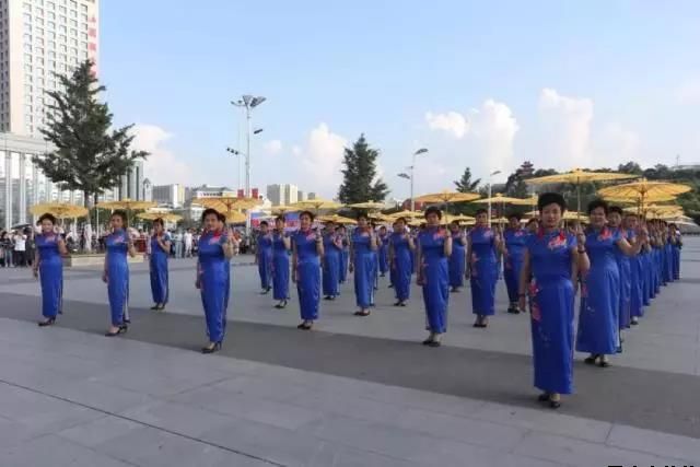 平?jīng)鲢垂军h委和興北路社區(qū)綠地廣場商圈黨建聯(lián)盟合作舉辦“謳歌新時代 共圓中國夢”紀(jì)念改革開放四十周年大型群眾廣場文化活動(圖5) 平?jīng)鲢垂军h委和興北路社區(qū)綠地廣場商圈黨建聯(lián)盟合作舉辦“謳歌新時代 共圓中國夢”紀(jì)念改革開放四十周年大型群眾廣場文化活動(圖5)