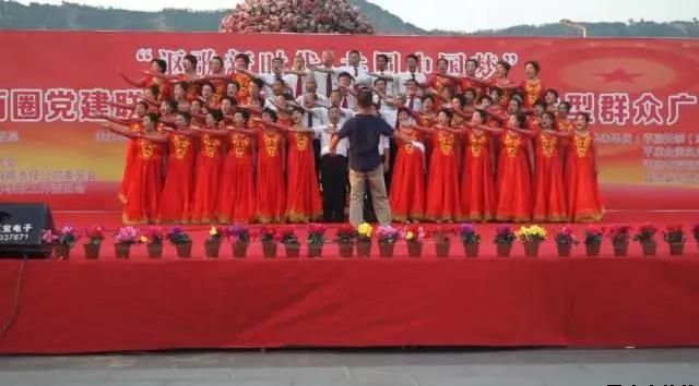 平?jīng)鲢垂军h委和興北路社區(qū)綠地廣場商圈黨建聯(lián)盟合作舉辦“謳歌新時代 共圓中國夢”紀(jì)念改革開放四十周年大型群眾廣場文化活動(圖8) 平?jīng)鲢垂军h委和興北路社區(qū)綠地廣場商圈黨建聯(lián)盟合作舉辦“謳歌新時代 共圓中國夢”紀(jì)念改革開放四十周年大型群眾廣場文化活動(圖8)