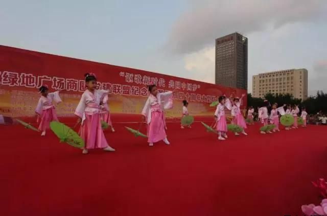 平?jīng)鲢垂军h委和興北路社區(qū)綠地廣場商圈黨建聯(lián)盟合作舉辦“謳歌新時代 共圓中國夢”紀(jì)念改革開放四十周年大型群眾廣場文化活動(圖9) 平?jīng)鲢垂军h委和興北路社區(qū)綠地廣場商圈黨建聯(lián)盟合作舉辦“謳歌新時代 共圓中國夢”紀(jì)念改革開放四十周年大型群眾廣場文化活動(圖9)