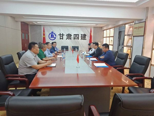 平?jīng)鍪懈笔虚L葉劍芳、平?jīng)鲢垂径麻L趙賢君一行赴蘭洽談融資擔(dān)保合作事宜(圖3)