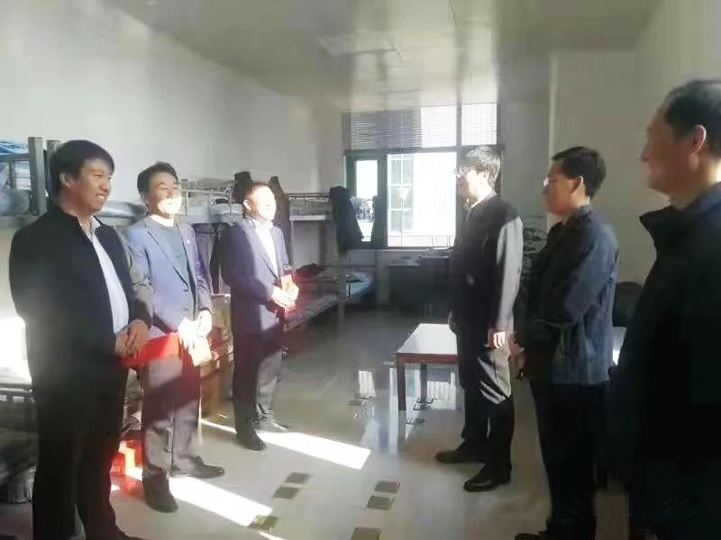 工業(yè)園區(qū)管委會(huì)、泓源公司慰問(wèn)園區(qū)機(jī)關(guān)保安門衛(wèi)等一線人員(圖2)