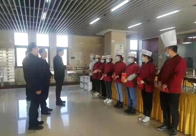 工業(yè)園區(qū)管委會(huì)、泓源公司慰問(wèn)園區(qū)機(jī)關(guān)保安門衛(wèi)等一線人員(圖3)