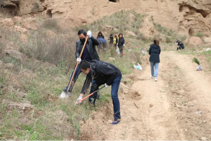 泓源公司開展義務(wù)植樹活動(圖2) 泓源公司開展義務(wù)植樹活動(圖2)