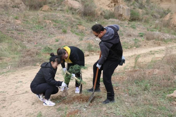 泓源公司開展義務(wù)植樹活動(圖3) 泓源公司開展義務(wù)植樹活動(圖3)