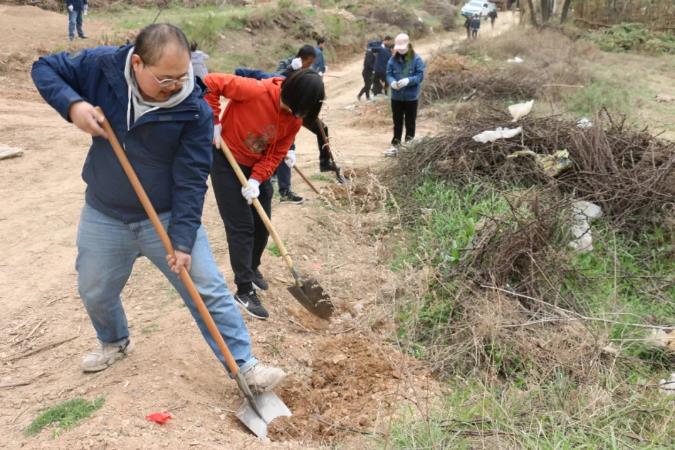 泓源公司開展義務(wù)植樹活動(圖4) 泓源公司開展義務(wù)植樹活動(圖4)