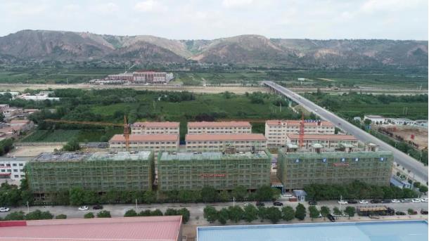 平?jīng)龉I(yè)園區(qū)公租房三期項(xiàng)目主體工程順利封頂(圖2) 平?jīng)龉I(yè)園區(qū)公租房三期項(xiàng)目主體工程順利封頂(圖2)