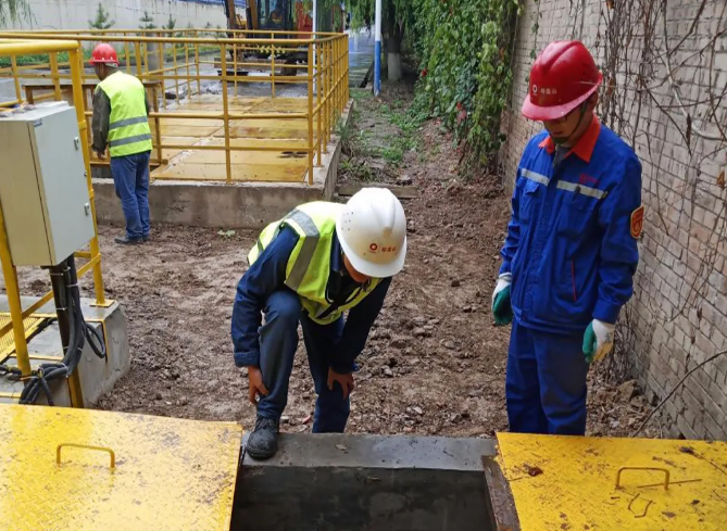 泓源城東污水處理公司組織對(duì)平?jīng)銎钸B山水泥廠外排口進(jìn)行接水前驗(yàn)收(圖2) 泓源城東污水處理公司組織對(duì)平?jīng)銎钸B山水泥廠外排口進(jìn)行接水前驗(yàn)收(圖2)