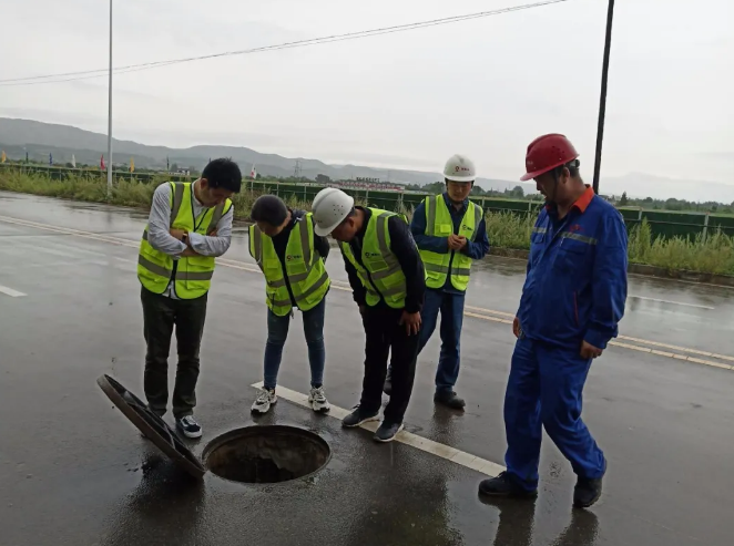 泓源城東污水處理公司組織對(duì)平?jīng)銎钸B山水泥廠外排口進(jìn)行接水前驗(yàn)收(圖3) 泓源城東污水處理公司組織對(duì)平?jīng)銎钸B山水泥廠外排口進(jìn)行接水前驗(yàn)收(圖3)