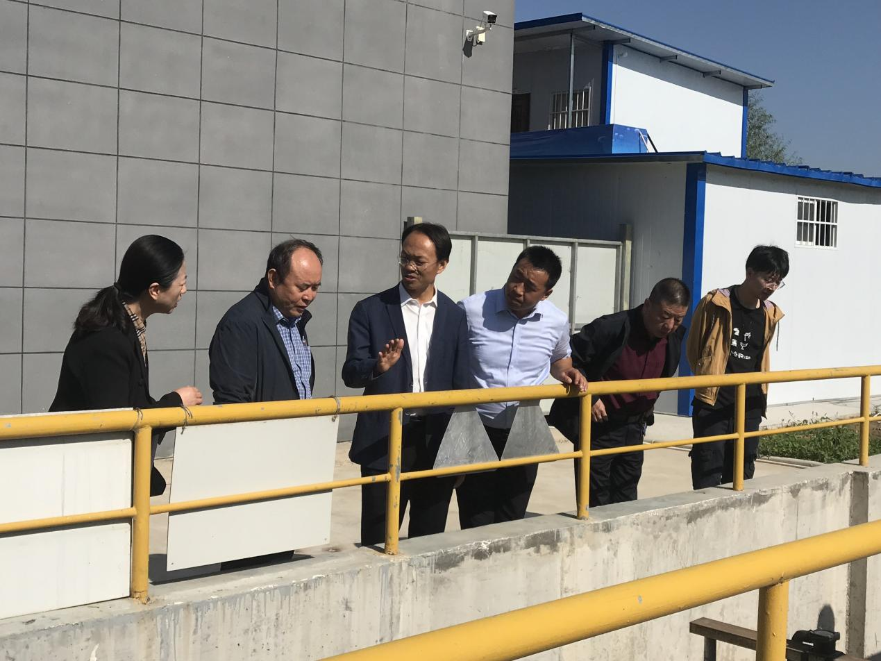 省開(kāi)發(fā)區(qū)領(lǐng)導(dǎo)小組考察調(diào)研泓源城東污水處理公司工作(圖2) 省開(kāi)發(fā)區(qū)領(lǐng)導(dǎo)小組考察調(diào)研泓源城東污水處理公司工作(圖2)