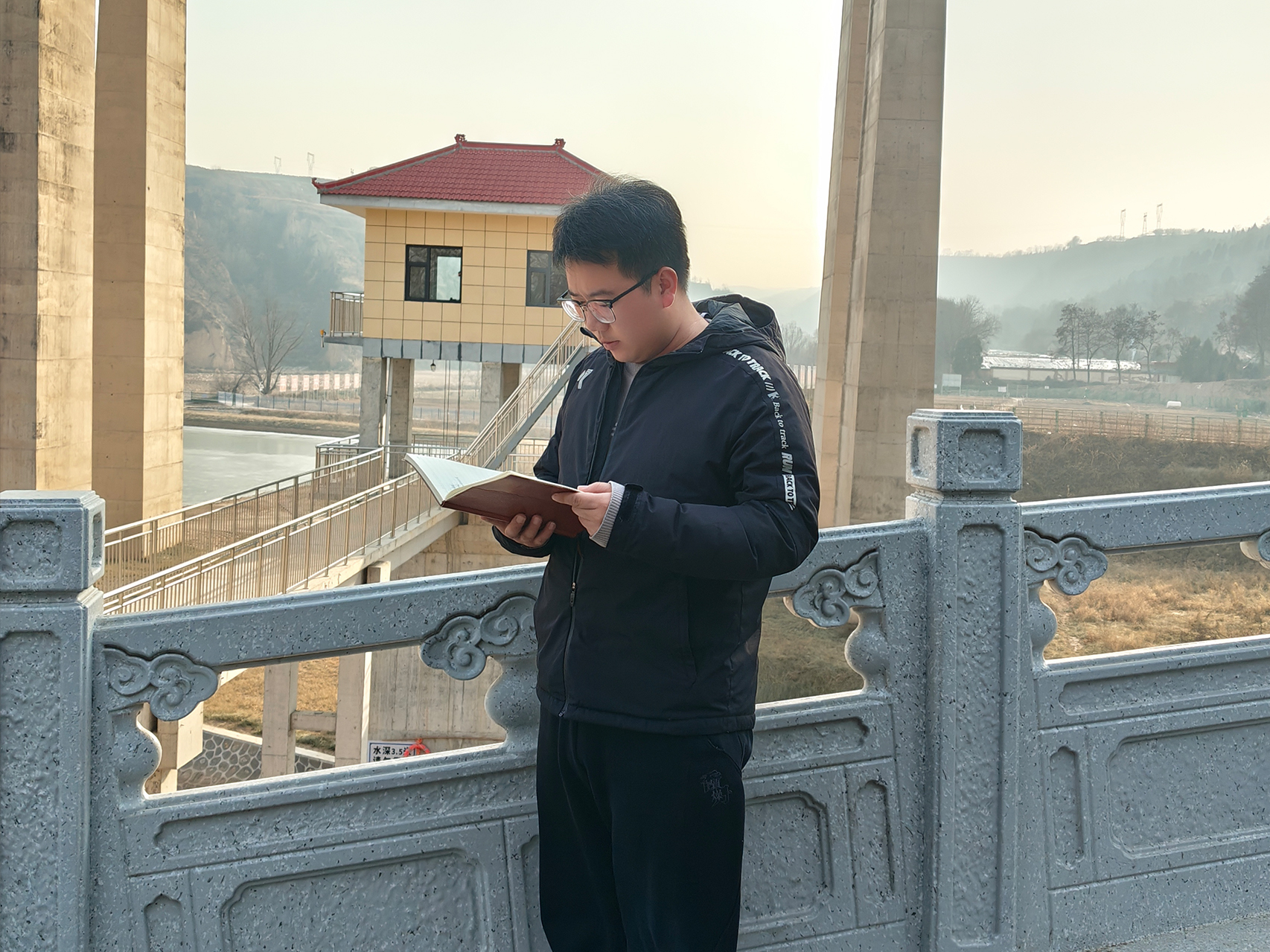 學習先進 致敬榜樣——5人獲評集團公司2024年度“產(chǎn)投榜樣”(圖2) 學習先進 致敬榜樣——5人獲評集團公司2024年度“產(chǎn)投榜樣”(圖2)